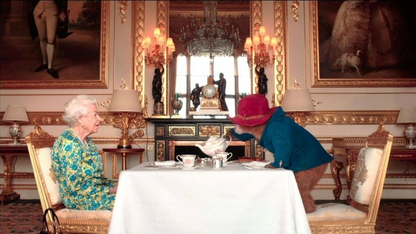 حفل شاي وساندوتشات مَربّى بين الملكة والدب