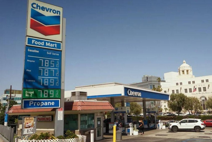قبل انتخابات التجديد النصفي.. ارتفاع أسعار الغاز يهدد «أغلبية الديمقراطيين» في الكونغرس