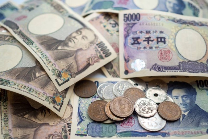 الدولار يلامس عتبة 133 ين ياباني للمرة الأولى منذ 20 عاماً