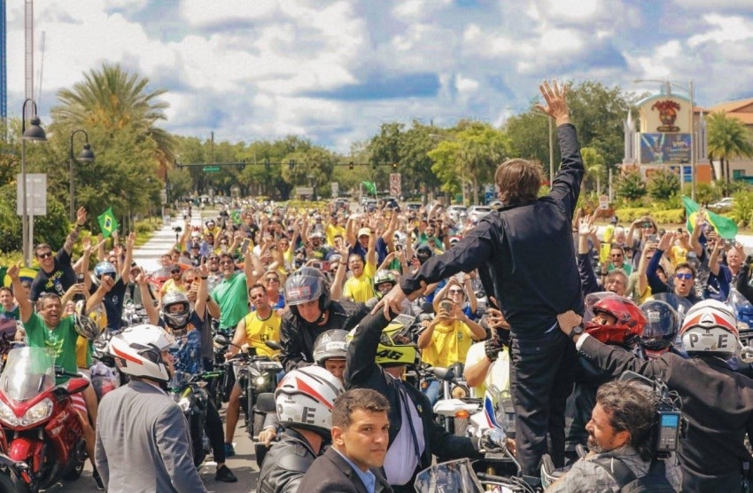 شاهد.. الرئيس البرازيلي يقود دراجة نارية في شوارع أمريكا