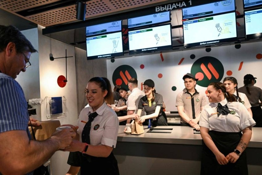افتتاح أول فرع لماكدونالدز الروسي في موسكو
