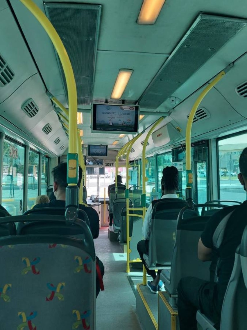 شرطة أبوظبي تعزز التوعية المرورية الرقمية عبر حافلات النقل العام