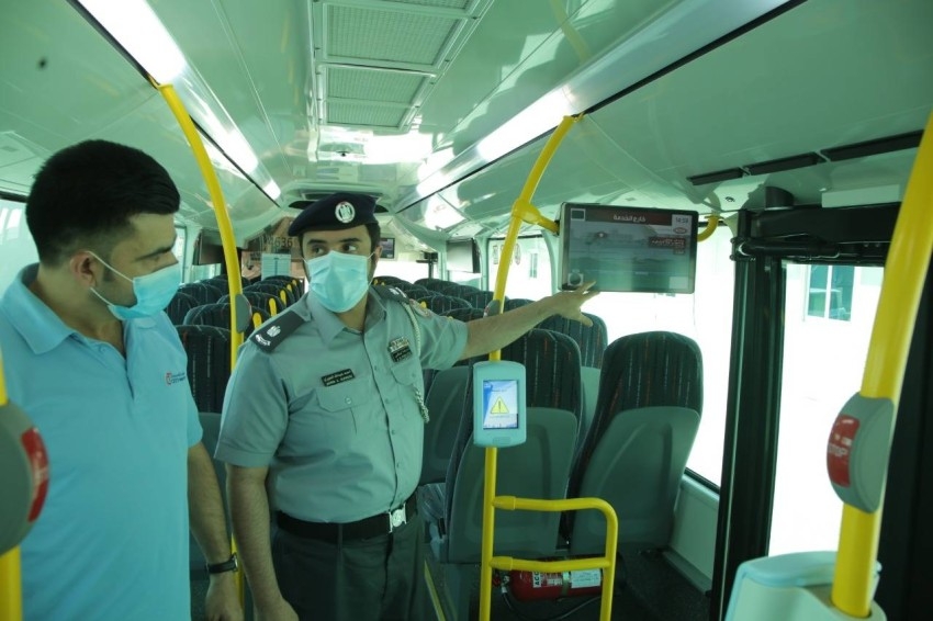 شرطة أبوظبي تعزز التوعية المرورية الرقمية عبر حافلات النقل العام