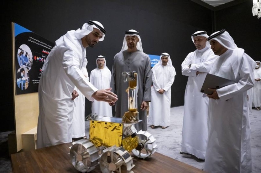 محمد بن زايد يستقبل فريق «الإمارات لاستكشاف القمر»