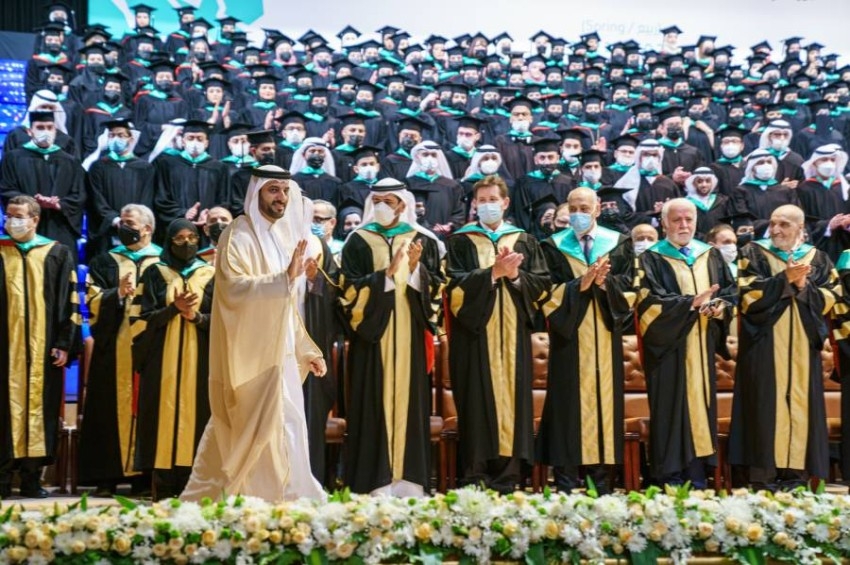 سلطان بن أحمد القاسمي يشهد حفل تخريج طلبة الدراسات العليا بجامعة الشارقة