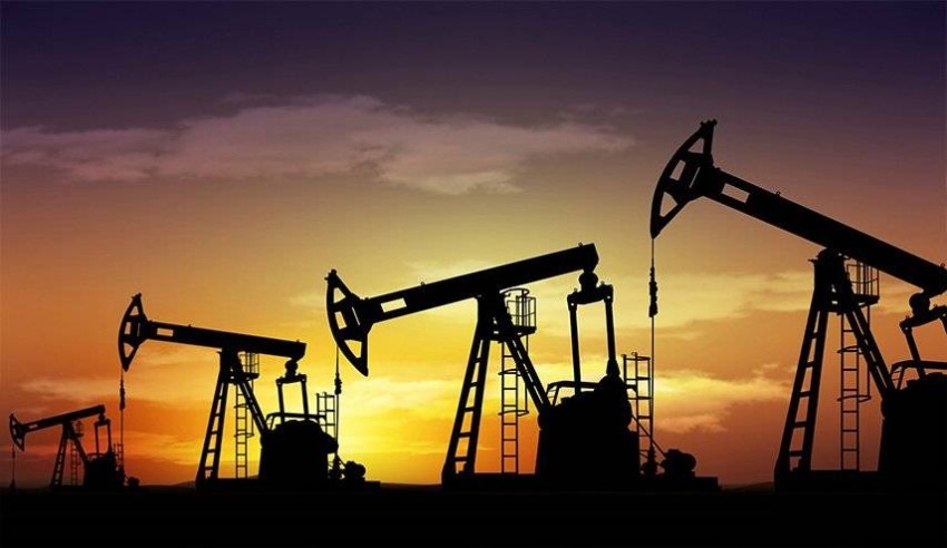 النفط يتراجع أمام رفع الفائدة الأمريكية وبرنت عند 119 دولاراً
