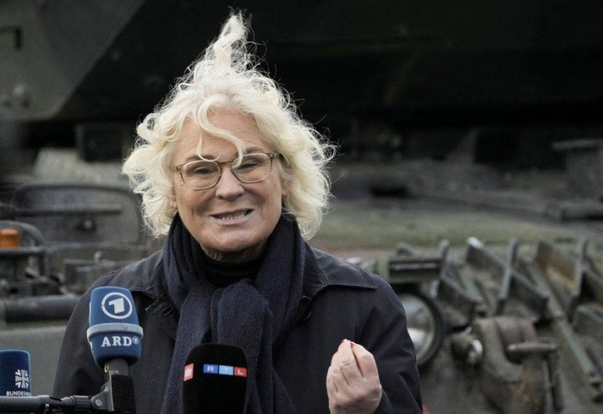 وزيرة الدفاع الألمانية: توريد مدافع هاوتزر لأوكرانيا صار وشيكاً