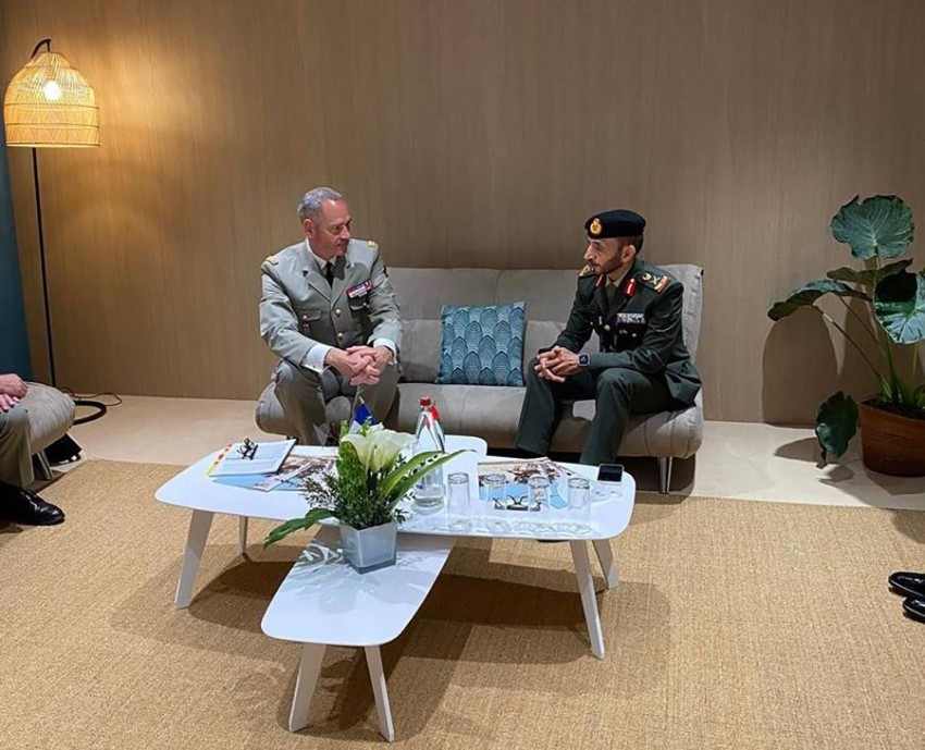 قائد القوات البرية يبحث التعاون العسكري مع رئيس أركان الجيوش الفرنسية