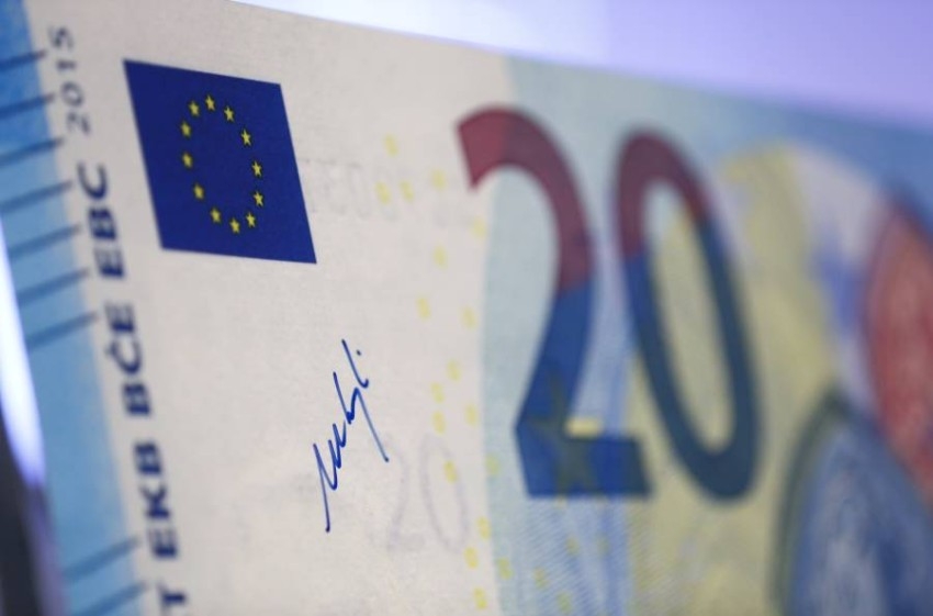 اليورو والاسترليني ينخفضان على وقع موجة الركود
