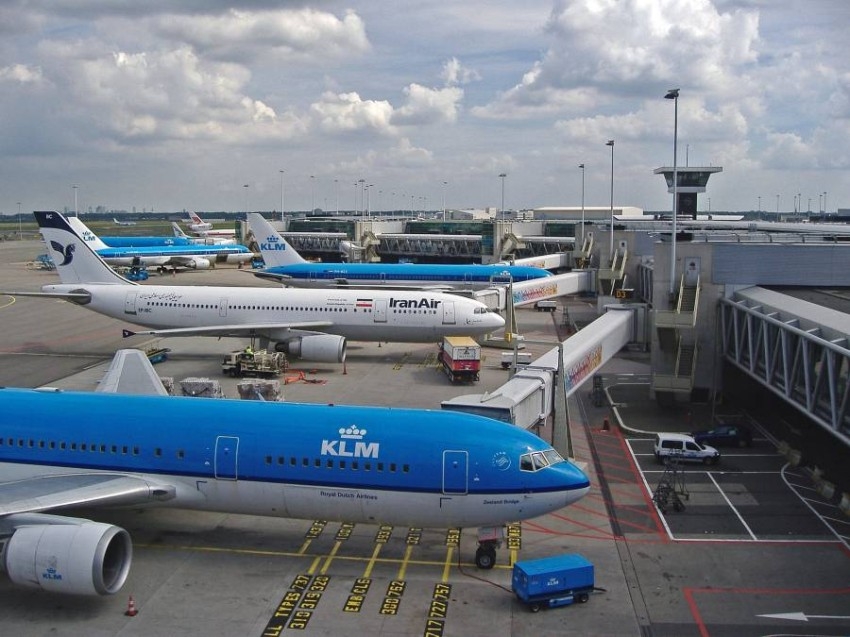 هولندا تقلّص عدد رحلات الطيران في مطار سخيبول بسبب التلوث