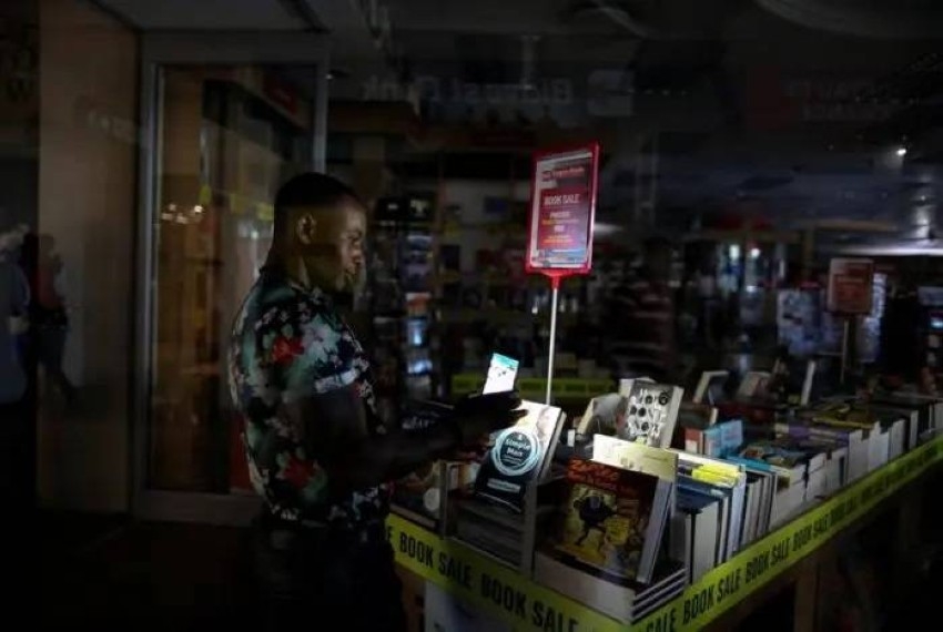 مواطنو جنوب أفريقيا يكافحون للتعامل مع انقطاعات الكهرباء