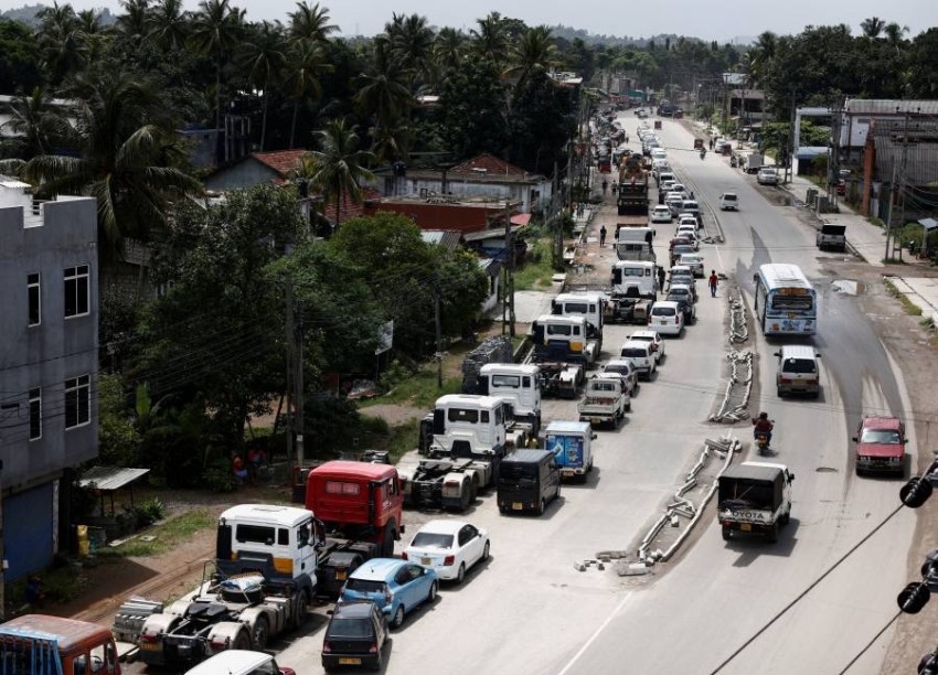 تراجع احتياطي الوقود في سريلانكا يوقف وسائل النقل العام
