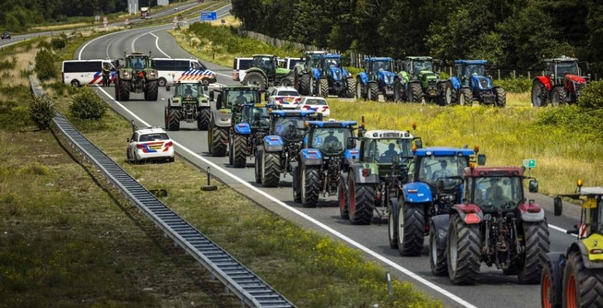 بالجرارات.. مزارعون هولنديون يشلون حركة طرقات ويمنعون توزيع الأغذية