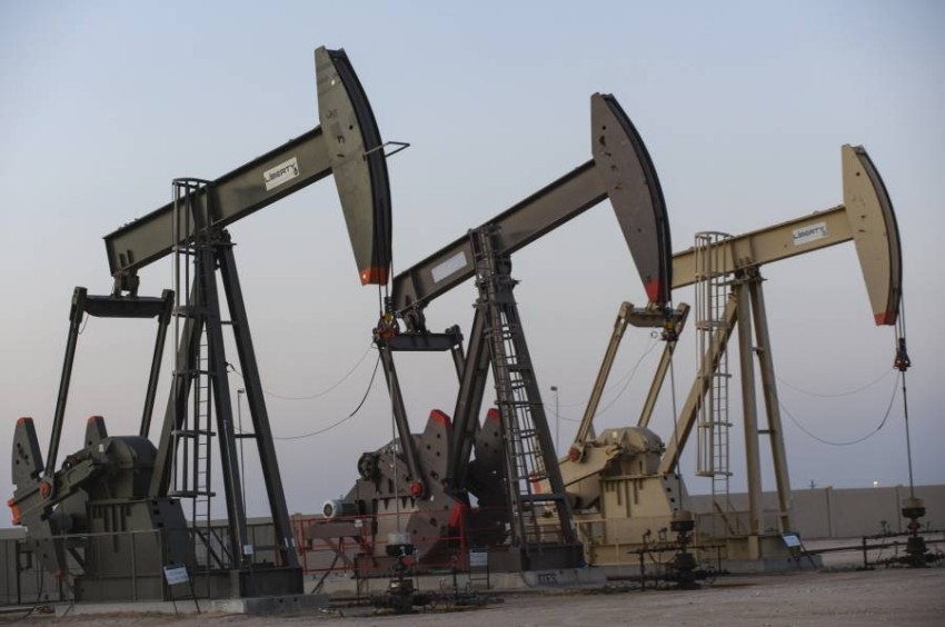 النفط يرتفع 2% ويبقى متجهاً لخسارة أسبوعية وسط مخاوف الركود