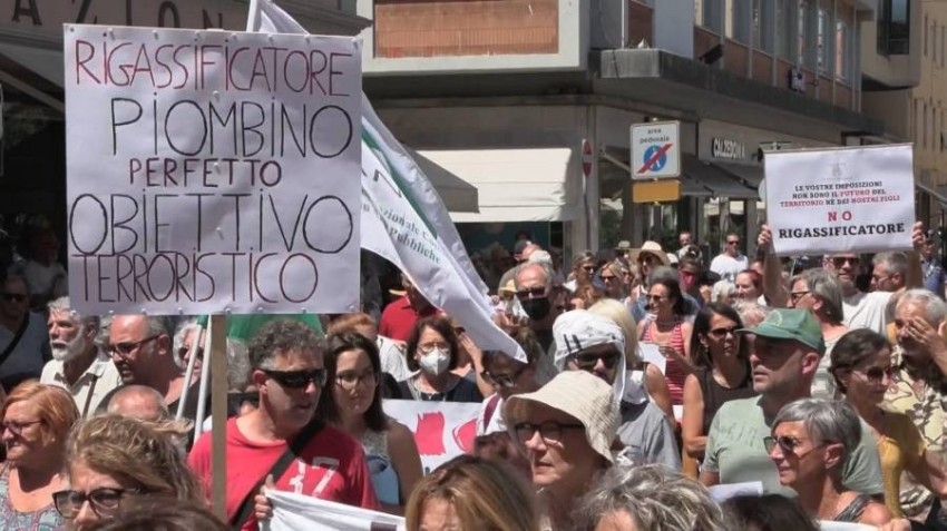 في إيطاليا.. المئات يتظاهرون احتجاجاً على مشروع محطة للغاز المسال