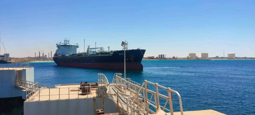 ليبيا تستأنف تصدير النفط بعد أزمة إغلاق الموانئ والحقول