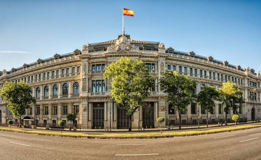 إسبانيا تدرس فرض ضريبة 5% على الرسوم المصرفية