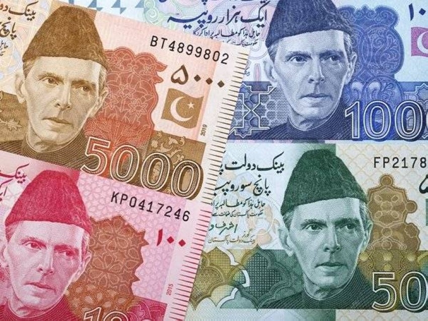 العملة الباكستانية تتراجع إلى أدنى مستوى على الإطلاق