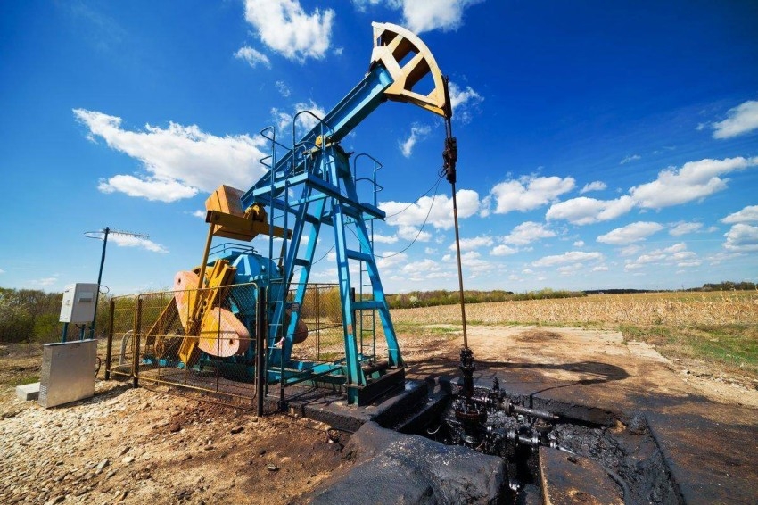 النفط يتراجع بعد 3 أيام ساخنة و«برنت» عند 106.98 دولار