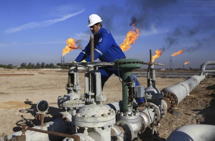 وزير النفط العراق: بدأنا خطط زيادة الإنتاج إلى 8 ملايين برميل يومياً