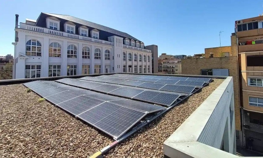 مدرسة في برشلونة تتحالف مع الألواح الشمسية لإنارة الحي