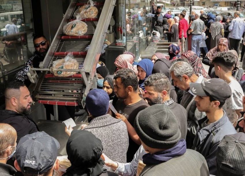 وسط أزمة خبز خانقة.. لبنان يقترض 150 مليون دولار لاستيراد القمح