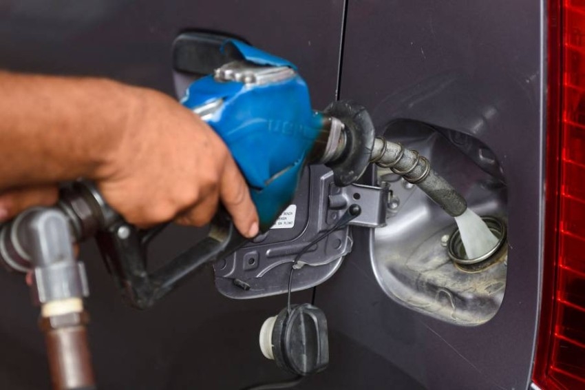 جنوب أفريقيا تخفض أسعار البنزين والديزل الشهر المقبل