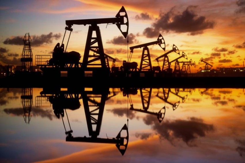 النفط يهبط 4% تحت ضغط من زيادة مفاجئة في مخزونات الخام والبنزين الأمريكية