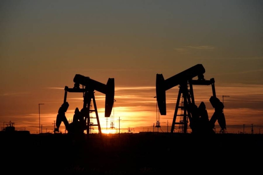 النفط يتراجع بسبب انكماش الطلب وبرنت عند 95.99 دولار للبرميل