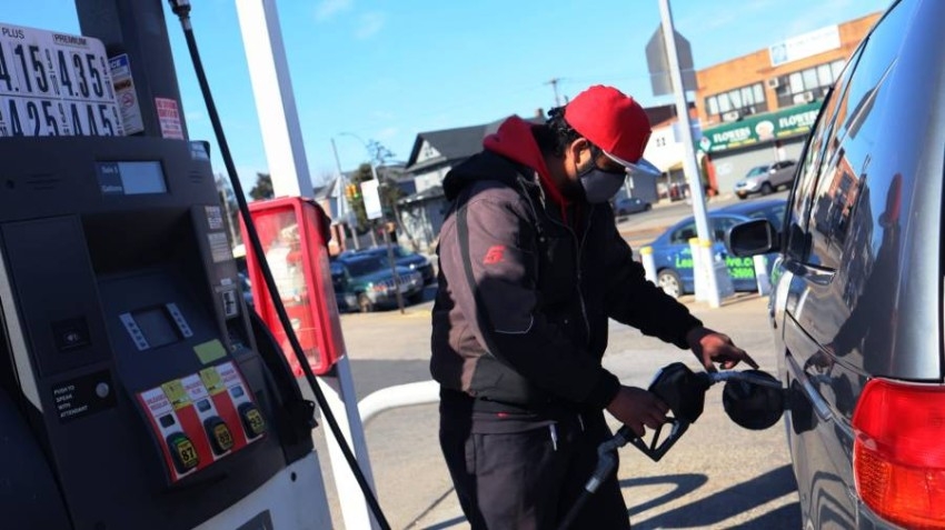 رغم انخفاض أسعار البنزين.. لماذا ابتعد الأمريكيون عن «دواسة الوقود»؟