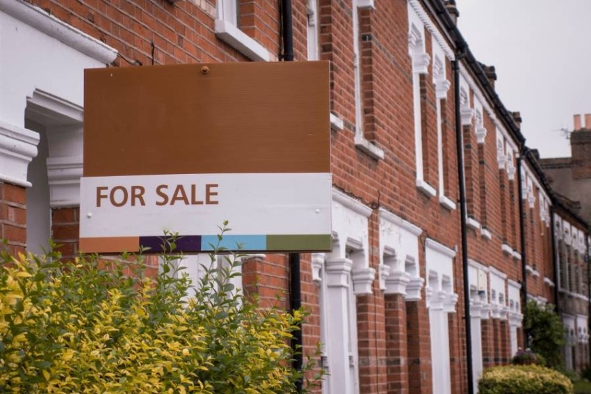 دراسة: الراغبون بشراء المنازل في بريطانيا يحتاجون 12 ألف جنيه إضافياً