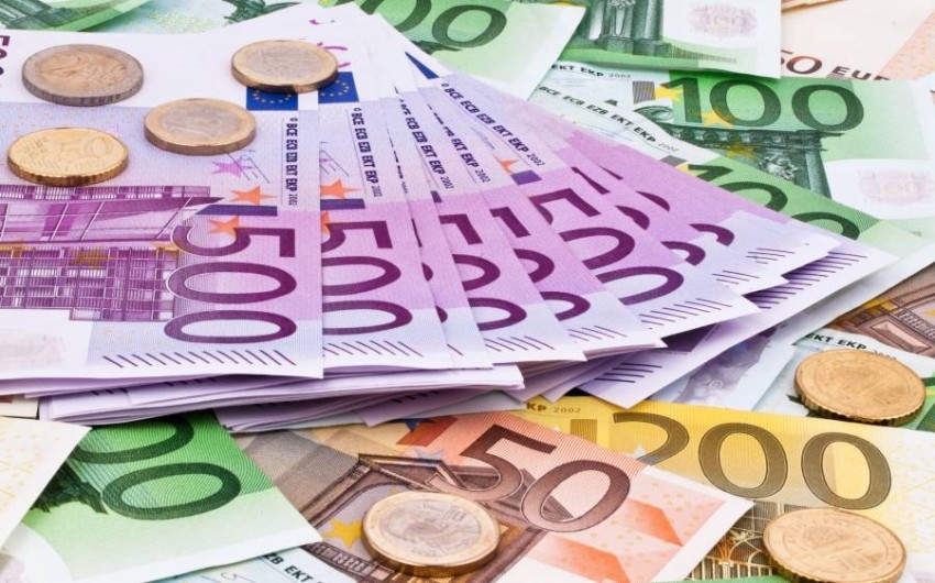 لماذا يراهن المستثمرون على «انهيار» اليورو في وجه الدولار «الآمن»؟