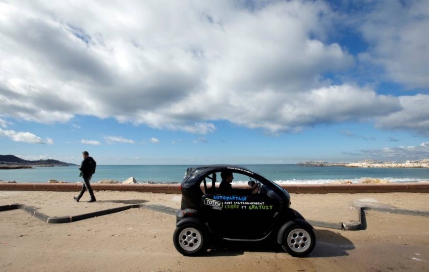 فرنسا: خطة لتأجير السيارات الكهربائية مقابل 100 دولار شهرياً