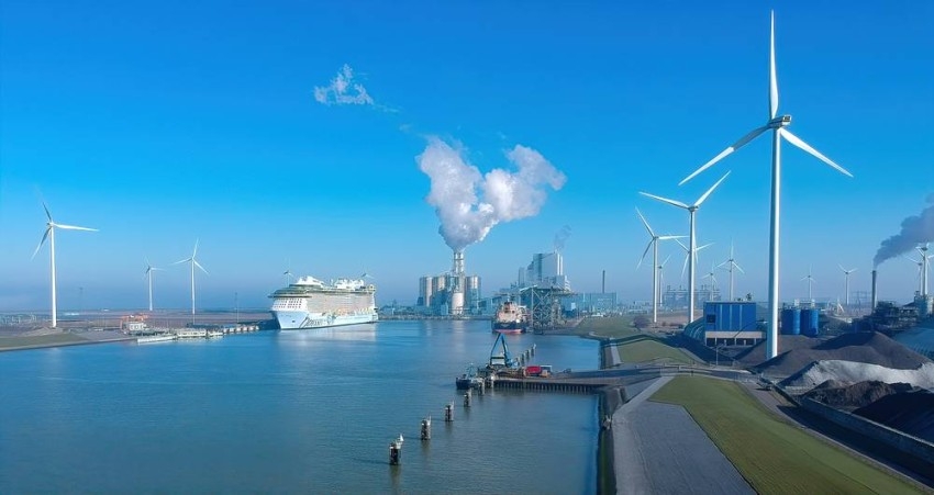 وصول أول شحنة من الغاز الطبيعي المسال إلى ميناء هولندي عائم