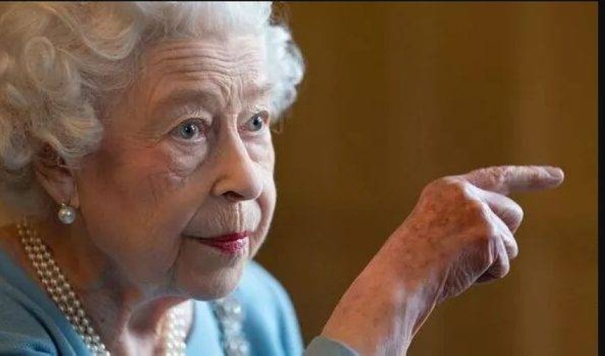 بريطانيا تنكس أعلامها معلنة وفاة الملكة إليزابيث عن عمر يناهز 96 عاماً