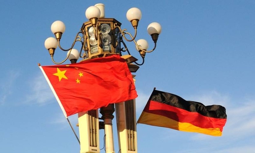 بكين تدعو ألمانيا إلى تبني نهج «عملي» في العلاقات التجارية