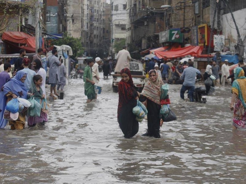 باكستان تتعهد بتعويضات لمتضرري الفيضانات