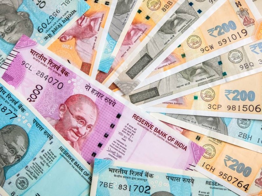 الروبية الهندية تنخفض إلى مستوى قياسي جديد أمام الدولار