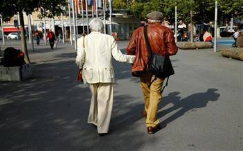 السويسريون يؤيدون رفع سِنّ تقاعد النساء إلى 65 عاماً