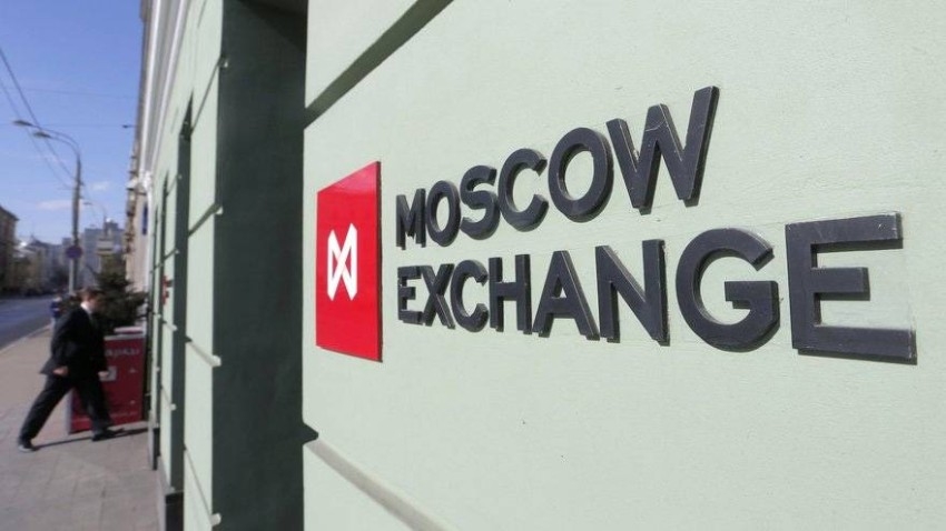 بورصة موسكو تتراجع بنسبة 10% لتبلغ أدنى مستوياتها منذ بدء الحرب