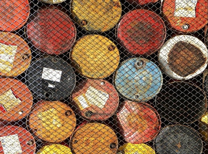 النفط يتجه نحو تحقيق خسائر شهرية وفصلية
