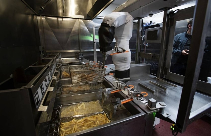 روبوت من كاليفورنيا يمتهن قلي وتقديم البطاطا المقلية في مطاعم وجبات سريعة