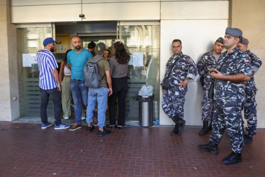 لبناني مسلح يقتحم مصرفاً ويحتجز رهائن للحصول على وديعته