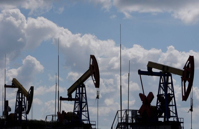 استقرار النفط مع موازنة المستثمرين بين شح المعروض ومخاوف الركود