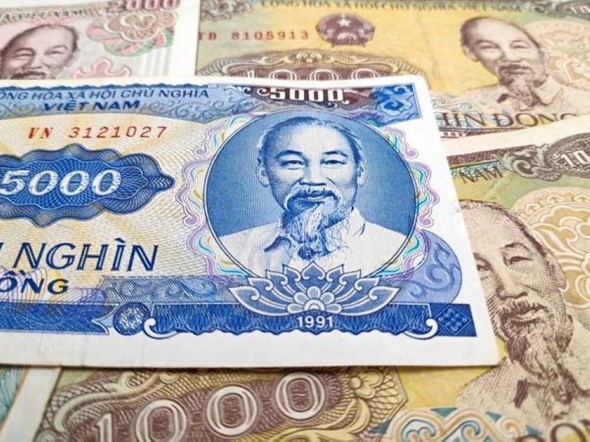 توقعات بتراجع العملة الفيتنامية إلى 24.8 ألف دونج لكل دولار خلال الربع الأخير
