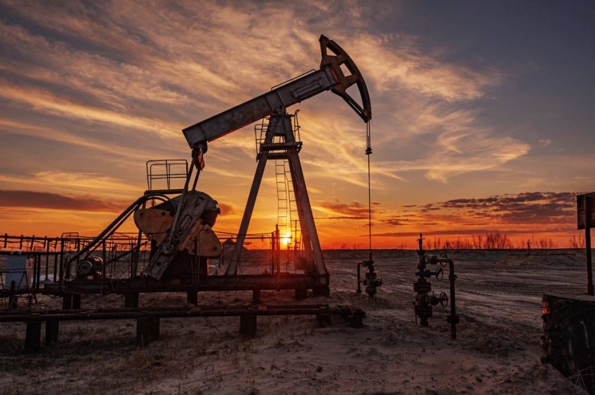 النفط يرتفع بدعم من تراجع الدولار وبرنت عند 93.52 دولار