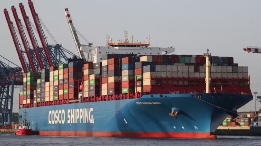 ألمانيا تسمح لمجموعة الشحن الصينية بحصة في أكبر ميناء بحري لها