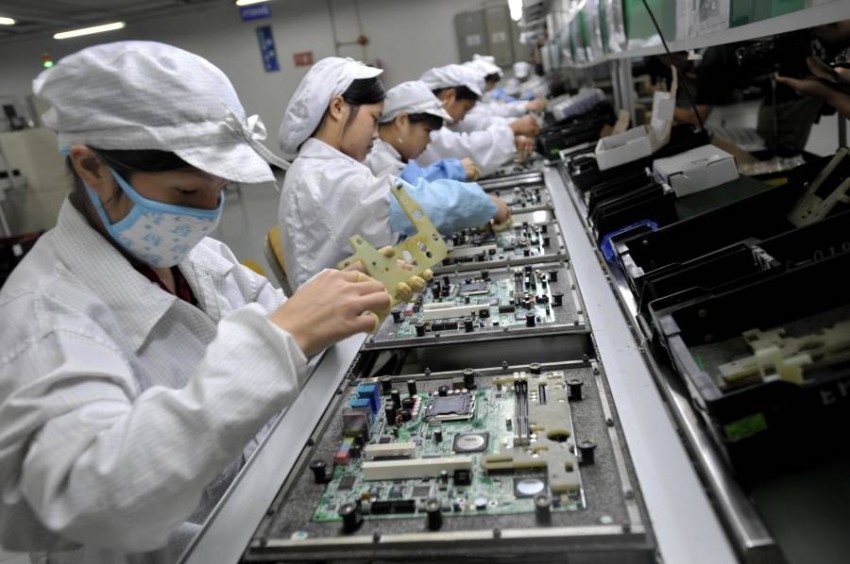 عمال في الصين يغادرون أكبر مصنع لهواتف «آيفون» في العالم هرباً من قيود كوفيد