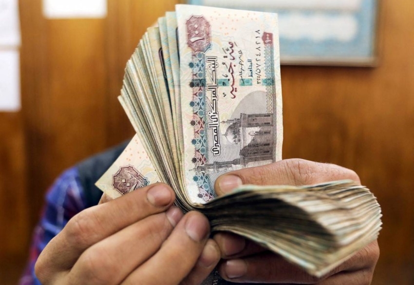تقلص الفجوة بين سعر الدولار في السوقين الرسمية والموازية بمصر بعد قرار المركزي
