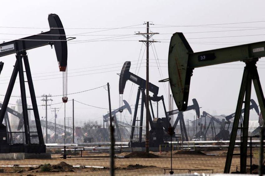 النفط يصعد بفعل التفاؤل بالطلب بعد تراجع مخزونات الخام الأمريكية